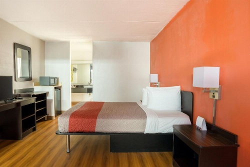 OYO Hotel Sweetwater TN West image 11