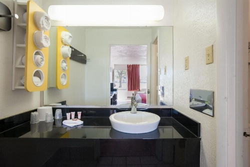 OYO Hotel Sweetwater TN West image 21