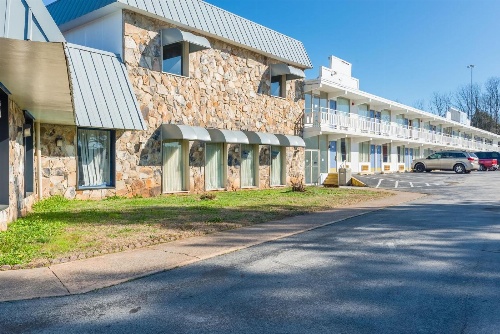 OYO Hotel Sweetwater TN West image 1