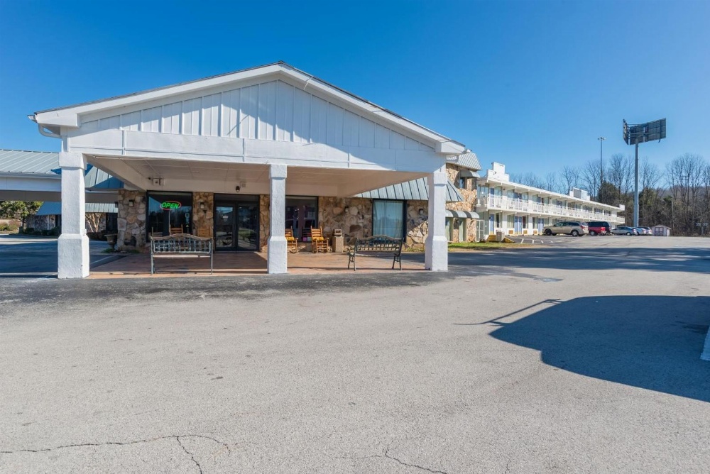 OYO Hotel Sweetwater TN West Main image