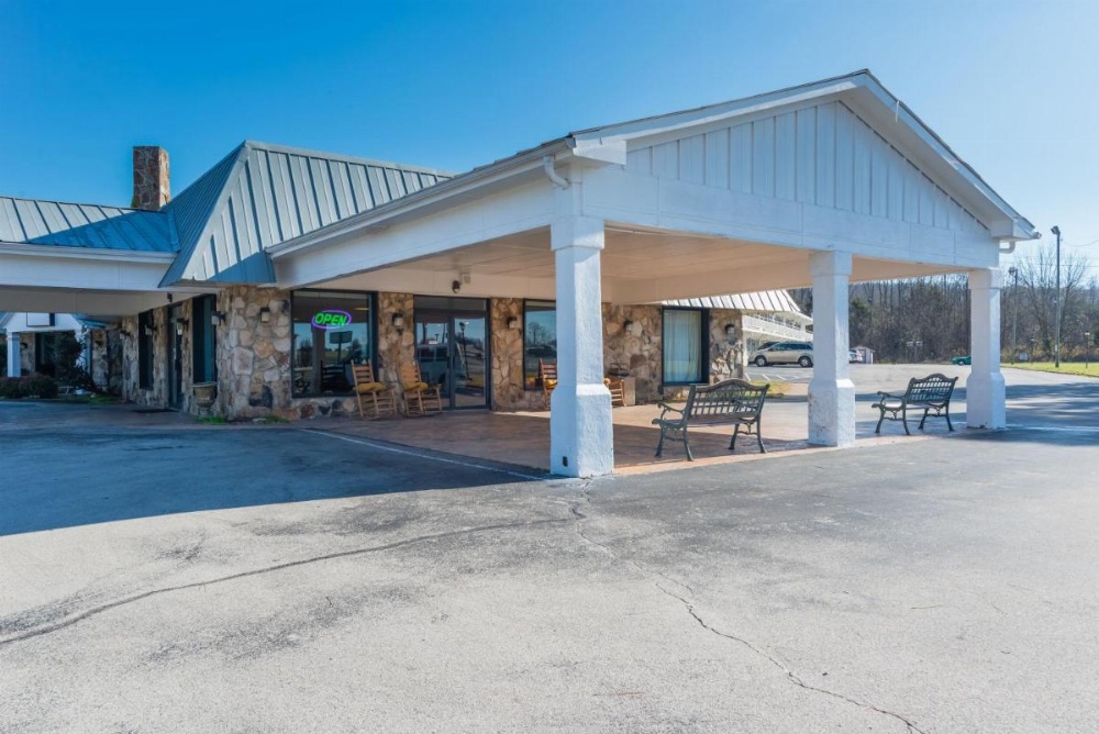 OYO Hotel Sweetwater TN West Main image